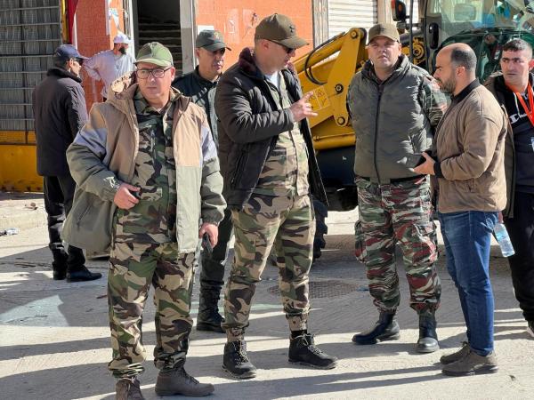سابقة بالمغرب..تجار ينخرطون بكل عفوية في حملة لتحرير الملك العمومي قادها باشا الفنيدق